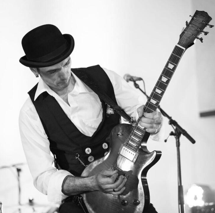 Heiko Meißner auf der Bühne mit seiner Band SEDONY – Gitarrist und Gitarrenbauer aus Klipphausen